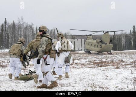 Armee Fallschirmjäger zu Blackfoot Unternehmen, 1.BATAILLON Infanterie Regiment, 501St Fallschirm, 4 Infantry Brigade Combat Team (Airborne), 25 Infanterie Division, U.S. Army Alaska zugeordnet, bewegen Sie simulierte Schlachtfeld Verluste während Infanteriezug live zu evakuieren - Feuer Ausbildung bei Joint Base Elmendorf-Richardson, Alaska, November 7, 2018. Die Ausübung geschliffen Infanterie Fähigkeiten die Fallschirmjäger' zu gehören: platoon Bewegung und Kommunikation, Hindernis verletzen, die Erfassung der Ziele durch Angriff und Manöver, und Unfallversicherung kümmern. Armee CH-47 Chinook Hubschrauber Piloten aus der B-Company, 1.Bataillon, 52 Stockfoto