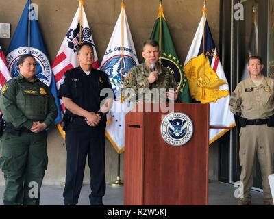 Us-Armee Nord Befehlshaber Generalleutnant Jeffrey Buchanan, spricht auf einer Pressekonferenz mit US-amerikanischen Zoll- und Grenzschutzbehörden Beamte an der Calexico Einstiegspunkt in der Nähe von El Centro, Kalifornien November 13. Generalleutnant Buchanan dient als Vorwärts operative Commander US Northern Command im Tag-zu-Tag Unterstützung Ministerium für Heimatschutz und das CBP die südliche Grenze der Vereinigten Staaten zu sichern. Stockfoto