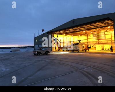 Coast Guard Air Station Kodiak MH-60 Jayhawk flugzeugbesatzungen Demobilisierung Forward Operating location Kotzebue, Alaska, November 1, 2018. Die Küstenwache, die FOL-geöffnet von 1. Juli - November 1, 2018, zur Unterstützung der Operation Arktis Schild. Us-Küstenwache Stockfoto