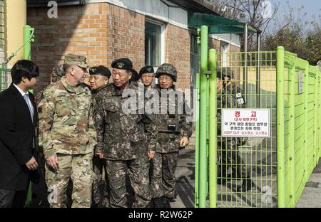 Us-Armee General Robert B. Abrams, Vereinten Nationen Befehl Commander, verlässt eine Leitwarte nach einem Treffen mit mehreren Republik Korea (ROK) Soldaten an der Joint Security Area (JSA), Panmunjom, ROK, Nov. 10, 2018. Abrams führte eine erste Schlachtfeld Zirkulation der JSA der alltäglichen Vorgänge und verschaffen Sie sich einen Einblick in den aktuellen Zustand der Demilitarisierten Zone zu verstehen. Stockfoto