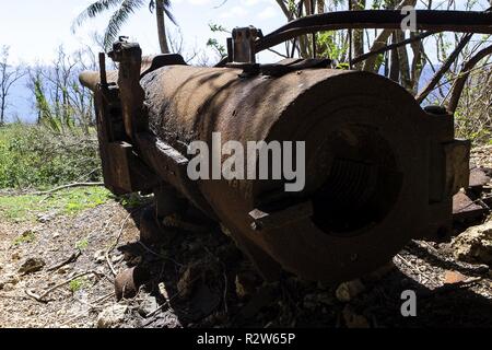 Ein WWII-era Kaiserlichen Japanischen 16-cm-Kanone sitzt mit Blick auf die Küstenlinie Tinian, Nov. 13, 2018. Marinesoldaten und Matrosen mit der 2. und 4. Marine Divisionen landete auf Tinian am 24. Juli 1944 während des Zweiten Weltkriegs Schlacht von Tinian. Marines mit dem 31 MEU und Bekämpfung Logistik Bataillon 31 führende, die multi-service Abteilung der Verteidigung Verteidigung Unterstützung der zivilen Behörden Hilfsmaßnahmen hier seit Okt. 29 im Zuge der Super Typhoon Yutu, die Verwüstung wie der Zweitstärksten Sturm zu je US-Boden am Okt. 25 Hit. Tinian, Wirt ein WWII Battle 1944 Während die Marianen Kampagne, ist Stockfoto