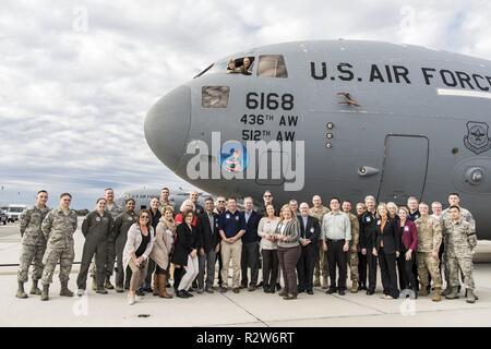 Gen. Maryanne Miller, AMC-Commander, und Chief Master Sgt. Larry Williams, AMC Befehl Chief, schauen aus dem Fenster des Piloten als AMC bürgerliche Führer und Team Dover Mitglieder für ein Foto an der Nase eines C-17 Globemaster III Nov. 7, 2018 darstellen, in Dover Air Force Base, Del die bürgerliche Führer die Grundlage für eine zweitägige Tour der verschiedenen Einheiten besucht beim Treffen mit Team Dover Flieger besser das Team von Dover Mission verstehen. Stockfoto