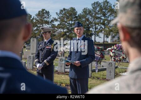 Oberst Paul Nelson, der Chirurg General Chair, Universität, spricht während der Tag der Erinnerung, Nov. 11, 2018, im Oakwood Cemetery Anhang in Montgomery, Alabama. Neben den USA, Mitglieder der französischen, britischen und anderen Commonwealth Militärs waren anwesend, um ihren Respekt für gefallene Service Mitglieder zu zahlen. Tag der Erinnerung gedacht am Sonntag am 07.11.11, über die britischen Commonwealth die Unterzeichnung des Waffenstillstandes Ende der Feindseligkeiten an der Westfront des Ersten Weltkriegs, der vor 100 Jahren aufgetreten zu markieren. Stockfoto