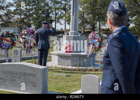 Die Royal Air Force officer begrüßt einen Kranz auf dem Display während der Tag der Erinnerung, Nov. 11, 2018, im Oakwood Cemetery Anhang in Montgomery, Alabama. Die Mitglieder der Royal Air Force bewirtet haben diese Zeremonie mehrmals in den vergangenen Jahren Flieger aus dem Commonwealth zu ehren. Tag der Erinnerung gedacht am Sonntag am 07.11.11, über die britischen Commonwealth die Unterzeichnung des Waffenstillstandes Ende der Feindseligkeiten an der Westfront des Ersten Weltkriegs, der vor 100 Jahren aufgetreten zu markieren. Stockfoto