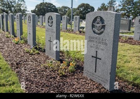 Gräber der Royal Air Force service Mitglieder aus früheren Konflikten auf der Maxwell'schen Oakwood Cemetery Anhang, Nov. 11, 2018 in Montgomery, Alabama. Das Oakwood Cemetery Anhang ist die Heimat von 78 Commonwealth Flieger aus dem Zweiten Weltkrieg, der während des Trainings in Alabama unter der Britischen Commonwealth Air Training planen, zusätzlich zu den 20 französischen Kriegsgräberfürsorge enthalten. Stockfoto