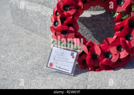 Einen Kranz auf dem Oakwood Cemetery Anhang, Nov. 11, 2018 in Montgomery, Alabama. Französischen, britischen, amerikanischen und anderen Commonwealth militärische Mitglieder legten Kränze als Teil der Tag der Erinnerung. Tag der Erinnerung gedacht am Sonntag am 07.11.11, über die britischen Commonwealth die Unterzeichnung des Waffenstillstandes Ende der Feindseligkeiten an der Westfront des Ersten Weltkriegs, der vor 100 Jahren aufgetreten zu markieren. Stockfoto