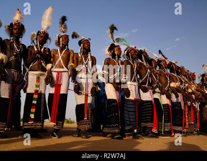 Männer tanzen Yaake Tanz und Guerewol Festival singen - 23. September 2017 InGall Dorf, Agadez, Niger Stockfoto