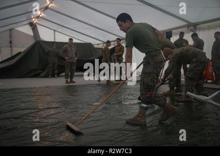 Us-Marines mit 2. Marine Logistik Group-Forward sauber Zelte während der Vorbereitung für die Lagerung nach Übung Trident Punkt 18 im Marine Corps Vorpositionierung Program-Norway Lage in Norwegen, Nov. 13, 2018. Die Marines entfernt Schmutz und Ablagerungen vom Gerät, bevor Sie es auf Lager das Risiko der landwirtschaftlichen Kontamination während der zukünftigen Nutzung der Anlagen zu minimieren. Die Übung verbessert die USA und die NATO-Verbündeten und Fähigkeiten der Partner zur Zusammenarbeit militärische Operationen unter schwierigen Bedingungen durchzuführen. Stockfoto