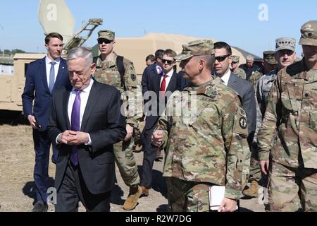 Armee Oberst Richard Ball, 89th Military Police Brigade und Task Force Griffin Commander, Wanderungen mit James N. Mattis, Sekretär für Verteidigung, Nov. 14 im Basislager Donna, Texas. Der Sekretär tourte, erhielt mission Schriftsatz von hochrangigen militärischen Führer und sprach mit Truppen am Boden, die das Militär Grenze support Mission unterstützen. Us Northern Command ist die militärische Unterstützung für das Ministerium für Heimatschutz und den US-amerikanischen Zoll- und Grenzschutzbehörden der südlichen Grenze der Vereinigten Staaten zu sichern. Stockfoto