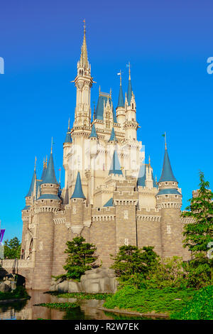 Schöne Cinderella Castle, das Symbol von Tokyo Disneyland in Tokio Disney Resort in Urayasu, Präfektur Chiba, Tokio, Japan Stockfoto