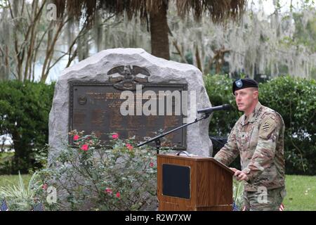 Oberstleutnant Robert Stanton, Commander, 2-7 Infanterie, spricht Während das 100-jährige Jubiläum der Armistice Day Zeremonie in der Savanne. Die Veranstaltung begann mit einer sequenziellen Armaturen von 21 verschiedenen Hornisten ab Rathaus und endet an der Ersten Weltkrieg Memorial in Daffin Park gespielt wird. Stockfoto