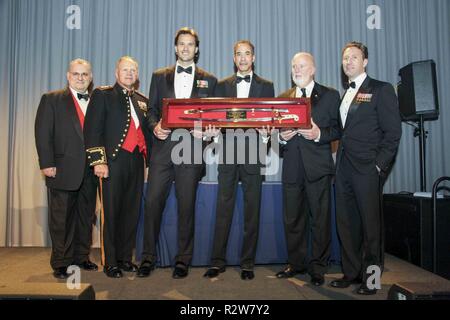 Von links, Joe Lisi, Kommandant der Marine Corps Gen. Robert B. Neller, Jake Wood, Charles Phillips, Gerry Byrne, und Zach Iscol posieren für ein Foto mit der Marine für Life Award 2018 USS Intrepid Marine Corps Geburtstag Gala, New York City, New York, November 13, 2018. Gen. Neller war der Ehrengast der 21. jährlichen Feier. Stockfoto