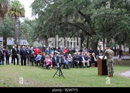 Oberstleutnant Robert Stanton, Commander, 2-7 Infanterie, spricht Während das 100-jährige Jubiläum der Armistice Day Zeremonie in der Savanne. Die Veranstaltung begann mit einer sequenziellen Armaturen von 21 verschiedenen Hornisten ab Rathaus und endet an der Ersten Weltkrieg Memorial in Daffin Park gespielt wird. Stockfoto