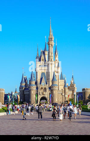 Schöne Cinderella Castle, das Symbol von Tokyo Disneyland in Tokio Disney Resort in Urayasu, Präfektur Chiba, Tokio, Japan Stockfoto