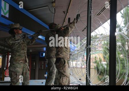 Us-Soldaten von 104 Ingenieur Firma, Ort, Concertina wire als Teil der Bemühungen um die refortification boarder Wand in der Nähe der Stadt von Nogales, Arizona., 14. November 2018. Us Northern Command ist die militärische Unterstützung für das Ministerium für Heimatschutz und den US-amerikanischen Zoll- und Grenzschutzbehörden der südlichen Grenze der Vereinigten Staaten zu sichern. Stockfoto