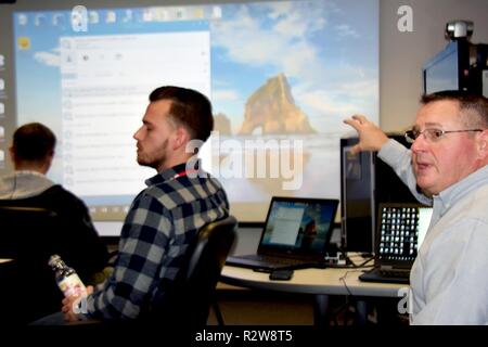 Us-Armee Korps der Ingenieure, Buffalo Bezirk angestellte Michael Fay und Daniel Harvey Lehre die Nutzung von Skype für Unternehmen" bei einem Mittagessen und Session am Büffel Bezirk Buchung erfahren Sie, 9. November 2018. Stockfoto