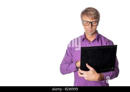 Portrait von hübscher Kerl in casual Shirt und Brille mit Laptop Computer. Beschäftigter Mann arbeiten Stockfoto