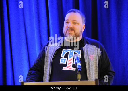 Marty Pisciotti, T-Mobile Chief Human Resources, Generalmajor Troy D. Kok, dem kommandierenden General der US-Armee Finden 99th Division, lobten die Bereitschaft der Unternehmen, die militärischen Veteranen während der T-Mobile Veterans Day frühstück Nov. 11 in Manhattan. Die Veranstaltung war eines von Dutzenden von Engagements in der ganzen Stadt als Teil der US-Armee treffen Sie Ihre Armee Woche statt. Stockfoto