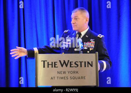 Generalmajor Troy D. Kok, dem kommandierenden General der US-Armee Finden 99th Bereitschaft Division, liefert Lob an die Unternehmen, die militärischen Veteranen während der T-Mobile Veterans Day frühstück Nov. 11 in Manhattan. Die Veranstaltung war eines von Dutzenden von Engagements in der ganzen Stadt als Teil der US-Armee treffen Sie Ihre Armee Woche statt. Stockfoto