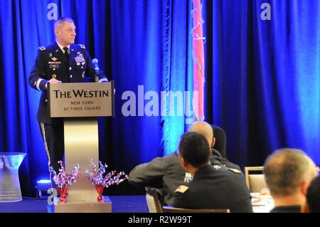 Generalmajor Troy D. Kok, dem kommandierenden General der US-Armee Finden 99th Bereitschaft Division, liefert Lob an die Unternehmen, die militärischen Veteranen während der T-Mobile Veterans Day frühstück Nov. 11 in Manhattan. Die Veranstaltung war eines von Dutzenden von Engagements in der ganzen Stadt als Teil der US-Armee treffen Sie Ihre Armee Woche statt. Stockfoto