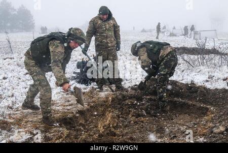 Georgische Armee Soldaten mit der 32 Infanterie Bataillon vor übereilten kämpfen Positionen während einer Combat Training Center Rotation in einem Ziel von einer Opposition die Nacht genommen, bevor an Norio Murakami Training Area, Georgien, November 15, 2018. Us-Soldaten mit dem zweiten Bataillon, 8th Cavalry Regiment, 1.Kavallerie Division mit der Ausbildung als Teil der Georgia Verteidigung Readiness Programms unterstützt die Interoperabilität mit unseren Verbündeten und Partnern zu verbessern und den Vorteil gegen zukünftige Bedrohungen erhalten. Stockfoto