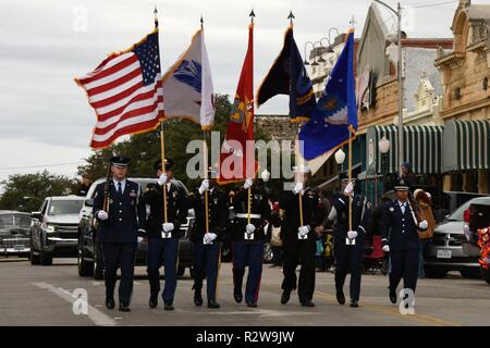 Gemeinsame Service Color Guard Märsche während des Veterans Day Parade in San Angelo, Texas, November 10, 2018. Dem Gemeinsamen Dienst Color Guard besteht aus Mitgliedern aus der Zweigstellen, die von den anderen 400 militärische Mitglieder an der Parade teilnehmen. Stockfoto