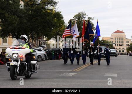 Joint Base Color Guard Märschen in den Veterans Day Parade in San Angelo, Texas, November 10, 2018. Die Color Guard led die Parade durch die Straßen der Innenstadt San Angelo. Stockfoto