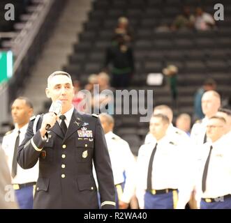 Us-Armee Oberst Eric Lopez Brigadegeneral, 3 Recruiting Brigade, spricht mit dem Publikum bei Fiserv Forum vor Verabreichung der Eid der Rekrutierung von Soldaten und zukünftige Soldaten in Milwaukee, Wisconsin, Nov. 14, 2018. Die reenlistment Zeremonie wurde vor der Milwaukee Bucks Spiel als Teil der Organisation' Hoops für Truppen' Nacht gehalten, ehrt den Veteranen. Stockfoto