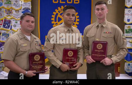 Petty Officer 2nd class Corey Maywald, Links, mit Naval Hospital Beaufort, Lance Cpl. Carlos Silva, Mitte, Zentrale und Service Bataillon, Marine Corps Recruit Depot Parris Island, Lance Cpl. Connor Gibson, Marine Corps Air Station Beaufort, für ein Foto bei einer Preisverleihung in ihrer Ehre gehalten Nov. 14, 2018 darstellen, in Beaufort S.C. Alle drei Die "Beaufort Rotary militärischen Personen des Jahres" eine Auszeichnung durch die Beaufort Rotary Club als herausragende Service Mitglied und freiwilliges Engagement in der lokalen Gemeinschaft ausgezeichnet wurden. Stockfoto