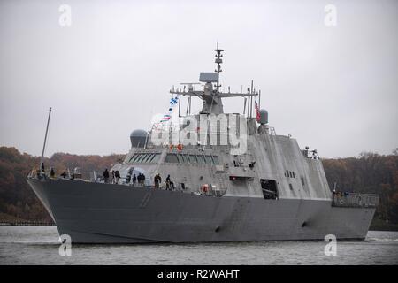 ANNAPOLIS, Md (Nov. 13, 2018) dem Littoral Combat Ship USS Sioux City (LCS 11) Transite des Severn River, bevor er an der US Naval Academy ankommt. Sioux City, für die Inbetriebnahme Nov. 17 schiefergedeckt, wird der dreizehnte Littoral Combat Ship, die Flotte und die sechste der Freiheit Variante eingeben. Es ist das erste Schiff für Sioux City, der viertgrößten Stadt in Iowa benannt. Stockfoto