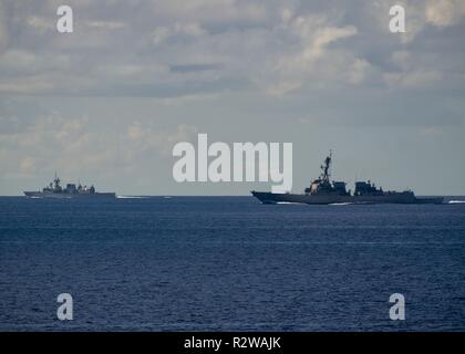 Atlantik (Nov. 10, 2018) Der Arleigh-burke-Klasse geführte Anti-raketen-Zerstörer USS Schwer (DDG107), rechts, und die Royal Canadian Navy-Klasse Fregatte HMCS Halifax, St. John's (FFH 340) Durchführung von ausweichmanövern während einer u-boot Befehl Kurs in den Atlantischen Ozean, Nov. 10, 2018. Abraham Lincoln Carrier Strike Group (CSG) Kreuzer, Zerstörer (ROHÖLSORTEN) Einheiten Abschluss sind eine Oberfläche Kriegsführung Advanced Tactical Training übung (SWATT). SWATT ist von der Naval Oberfläche und Mine Warfighting Development Center geführt und ist so konzipiert, dass warfighting Kenntnisse, die Letalität und die Interoperabilität von p zu erhöhen. Stockfoto