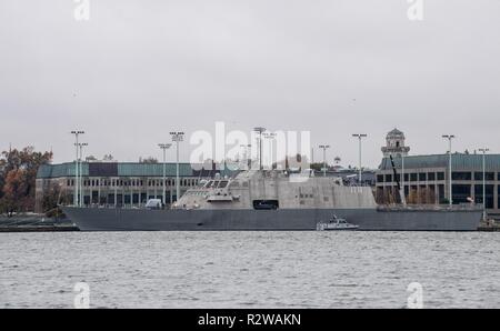 ANNAPOLIS, Md (Nov. 13, 2018) dem Littoral Combat Ship Pre-Commissioning Steuergerät (PCU) Sioux City (LCS 11) ist an der US Naval Academy in Annapolis, MD. Sioux City, für die Inbetriebnahme schiefergedeckt, November 17, 2018, 13 Littoral Combat wird Schiff der Flotte und der sechste der Freiheit Variante eingeben. Es ist das erste Schiff für Sioux City, die viertgrößte Stadt in Iowa benannt. Stockfoto