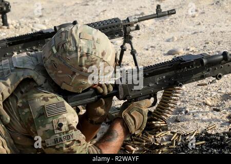 UM HATTAH, Katar-SPC. Ben Hardy, combat Medic zu Charlie Company, 2nd Battalion, 198th Regiment Rüstung, 155 gepanzerte Brigade Combat Team, Task Force Spartan zugeordnet, Brände kontrolliert das Tempo von Feuer von seinem M240b Maschine während während der Waffe eine Einführungs- und Sicherheitsgrundausbildung und Treffsicherheit, die im Rahmen der Übung Eastern Action, Nov. 10, 2018. Hardy und seine Schlacht buddy mitgeteilt, wie sie gearbeitet, um einen gleichmäßigen Brand auf ihr Ziel zu erhalten. Stockfoto