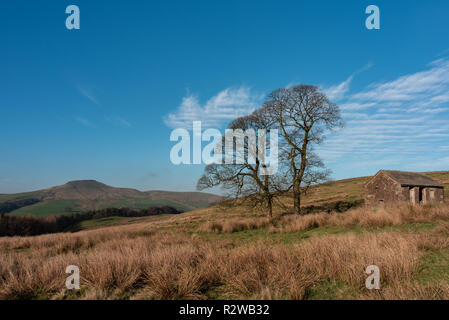 Blick in eine weit entfernte Shutlingsloe Hügel in Cheshire, Peak District National Park. Stockfoto