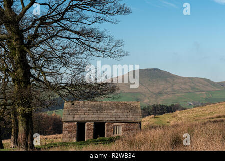 Blick in eine weit entfernte Shutlingsloe Hügel in Cheshire, Peak District National Park. Stockfoto