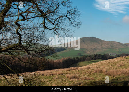 Blick in eine weit entfernte Shutlingsloe Hügel in Cheshire, Peak District National Park. Stockfoto