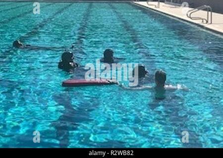 Die internationale Sicherheit Kraft Fachleute aus Kamerun und Ägypten die Teilnahme an einem schwimmtest von Schutzausrüstungen auf dem John C Stennis Space Center im Süden von Mississippi. Die vier Studenten aus Kamerun und Ägypten, sind derzeit die Teilnahme an Kursen an der Naval kleine Handwerks- Anweisung und Technische Ausbildung Schule. NAVSCIATTS ist eine Zusammenarbeit im Bereich der Sicherheit Schulhaus unter U.S. Special Operations Command zur Unterstützung der Außen Security Assistance und Geographische Combatant Commander' Theater Sicherheit Prioritäten der Zusammenarbeit. NAVSCIATTS Züge Partner nation Special Operations Stockfoto