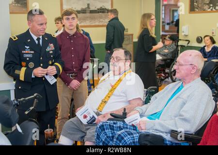 Us-Armee Generalmajor Daniel Karbler, US Strategic Command Stabschef, spricht mit Tom Trail und Daniel Raymond, Bewohner der östlichen Nebraska Veterans' Home (ENVH) in Bellevue, Nebraska, Nov. 11, 2018. ENVH hielt eine Veterans Day musikalische Hommage, die auch den 100. Jahrestag des Endes des ersten Weltkriegs markiert Stockfoto
