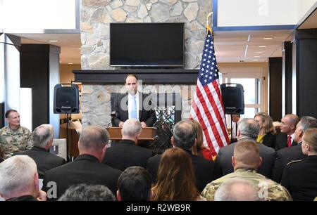 Jordan Gillis, Assistant Secretary der Armee für Anlagen, Energie und Umwelt, sagte, dass es sein Privileg der Ribbon Cutting 07.11.14 Für die neuen Candlewood Suites Hotel bei seinem ersten Besuch in Fort Drum, New York zu besuchen. ( Stockfoto