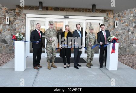 Chuck Sourbeer, IHG Army Hotels Leiter Operations; Generalmajor Walter E. Piatt, 10 Mountain Division (LI) und Fort Drum kommandierenden General; Claire Johnston, Lendlease Gemeinschaften Geschäftsführer; Jordanien Gillis, Assistant Secretary der Armee für Anlagen, Energie und Umwelt; Oberst Kenneth D. Harrison, Fort Drum garrison Commander; und Kollin Rommel, Lendlease Development Manager; in der Multifunktionsleiste teilnehmen Cutting 07.11.14 Für die Eröffnung des Candlewood Suites Hotel in Fort Drum. ( Stockfoto