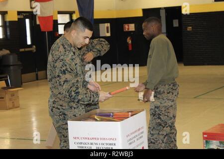 WACO, TX (Nov. 14, 2018) Marines mit der Wartung Unternehmen -, 4. Marine Logistics Group, für die 71. jährlichen Spielwaren für Tots Kampagne, in der Marine Operational Support Center Waco Drill Hall 14.November vorbereiten. Spielwaren für Tots Waco ist ein Teil des grössten Verteidigungsministerium Outreach Programm und dient als Plattform für das Marine Corps und der lokalen Gemeinschaft zu Spielzeug für unterprivilegierte Kinder in Central Texas. Jedes Jahr seit 1947, U.S. Marines in den Vereinigten Staaten lokale Spielzeug Verhaltenskodex für Tots Kampagnen von Oktober bis Dezember. (U. S. Navy Stockfoto