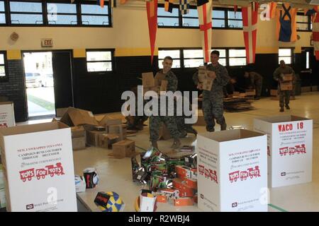 WACO, TX (Nov. 14, 2018) Marines mit der Wartung Unternehmen -, 4. Marine Logistics Group, für die 71. jährlichen Spielwaren für Tots Kampagne, in der Marine Operational Support Center Waco Drill Hall 14.November vorbereiten. Spielwaren für Tots Waco ist ein Teil des grössten Verteidigungsministerium Outreach Programm und dient als Plattform für das Marine Corps und der lokalen Gemeinschaft zu Spielzeug für unterprivilegierte Kinder in Central Texas. Jedes Jahr seit 1947, U.S. Marines in den Vereinigten Staaten lokale Spielzeug Verhaltenskodex für Tots Kampagnen von Oktober bis Dezember. (U. S. Navy Stockfoto