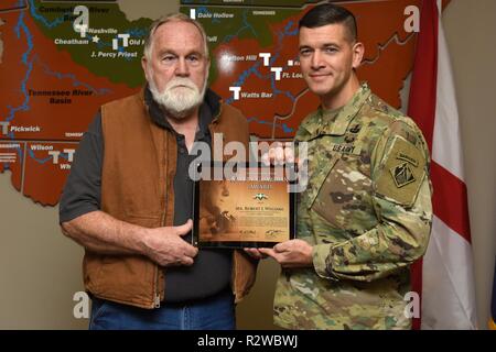 Oberstleutnant Cullen Jones, US-Armee Korps der Ingenieure Nashville District Commander, präsentiert die United States Army Sicherheit Guardian Award Robert Williams, Wolf Creek Stausee Kraftwerk shift Operator, während einer Zeremonie, Nov. 15, 2018 in Nashville bezirk Sitz in Nashville, Tennessee, Williams ist einer der fünf Mitarbeiter, deren schnelle Aktionen eine verletzte Auftragnehmer aus einem begrenzten Raum zu evakuieren Juli 9, 2018 Wolf Creek Damm in Jamestown, Ky., die Zeit, in der die Opfer nahm Lebensrettende medizinische Behandlung reduziert. (USACE Stockfoto