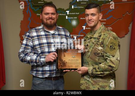 Oberstleutnant Cullen Jones, US-Armee Korps der Ingenieure Nashville District Commander, präsentiert die United States Army Sicherheit Guardian Award zu James Riley, Wolf Creek Dam Kraftwerksbetreiber Trainee, während einer Zeremonie, Nov. 15, 2018 in Nashville bezirk Sitz in Nashville, Tennessee, Riley ist einer von fünf Beschäftigten, deren schnelle Aktionen eine verletzte Auftragnehmer aus einem begrenzten Raum zu evakuieren Juli 9, 2018 Wolf Creek Damm in Jamestown, Ky., die Zeit, in der die Opfer nahm Lebensrettende medizinische Behandlung reduziert. (USACE Stockfoto