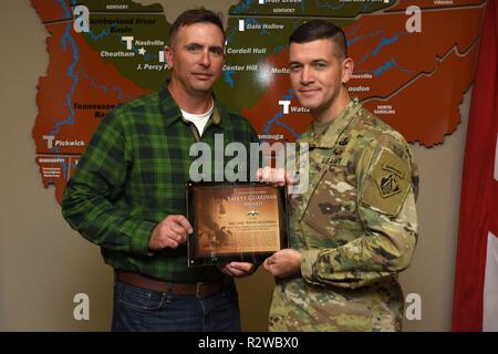 Oberstleutnant Cullen Jones, US-Armee Korps der Ingenieure Nashville District Commander, präsentiert die United States Army Sicherheit Guardian Award an Eric Todd McGowan, Kraftwerk Wartung Arbeiter, während einer Zeremonie, Nov. 15, 2018 in Nashville bezirk Sitz in Nashville, Tennessee, McGowan ist einer von fünf Beschäftigten, deren schnelle Aktionen eine verletzte Auftragnehmer aus einem begrenzten Raum zu evakuieren Juli 9, 2018 Wolf Creek Damm in Jamestown, Ky., die Zeit, in der die Opfer nahm Lebensrettende medizinische Behandlung reduziert. (USACE Stockfoto