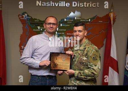 Oberstleutnant Cullen Jones, US-Armee Korps der Ingenieure Nashville District Commander, präsentiert die United States Army Sicherheit Guardian Award Anthony Watters, Wolf Creek Stausee Kraftwerk Betriebsleiter, während einer Zeremonie, Nov. 15, 2018 in Nashville bezirk Sitz in Nashville, Tennessee, Watters ist einer von fünf Beschäftigten, deren schnelle Aktionen eine verletzte Auftragnehmer aus einem begrenzten Raum zu evakuieren Juli 9, 2018 Wolf Creek Damm in Jamestown, Ky., die Zeit, in der die Opfer nahm Lebensrettende medizinische Behandlung reduziert. (USACE Stockfoto