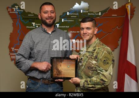 Oberstleutnant Cullen Jones, US-Armee Korps der Ingenieure Nashville District Commander, präsentiert die United States Army Sicherheit Guardian Award an Christopher Marlow, Wolf Creek Dam Power Project Manager, während einer Zeremonie, Nov. 15, 2018 in Nashville bezirk Sitz in Nashville, Tennessee, Marlow ist eine der fünf Mitarbeiter, deren schnelle Aktionen eine verletzte Auftragnehmer aus einem begrenzten Raum zu evakuieren Juli 9, 2018 Wolf Creek Damm in Jamestown, Ky., die Zeit, in der die Opfer nahm Lebensrettende medizinische Behandlung reduziert. (USACE Stockfoto