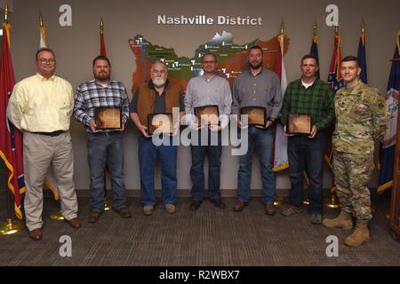 (Nach rechts) Don Busbice, US-Armee Korps der Ingenieure Nashville Bezirk Sicherheit Chief; James Riley, Wolf Creek Stausee Kraftwerk auszubildender Links; Robert Williams, Wolf Creek Stausee Kraftwerk shift Operator; Anthony Watters, Wolf Creek Stausee Kraftwerk Betriebsleiter; Christopher Marlow, Wolf Creek Dam Power Project Manager; Eric Todd McGowan, Kraftwerk Wartung Arbeiter, und Oberstleutnant Cullen Jones, Nashville District Commander; im Nashville Bezirk Hauptsitze November 15, 2018 während einer Zeremonie, wo der Commander das Team von Wolf Creek Dam mit der United States Army Sa präsentiert darstellen Stockfoto