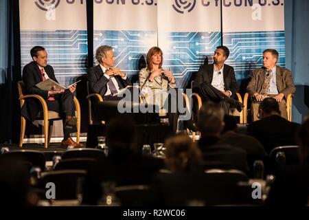 Die Diskussionsteilnehmer sprechen auf der Internationalen Konferenz über Cyber Konflikt (CyCon) am 07.11.14., 2018, an der Ronald Reagan Building und International Trade Center in Washington, District of Columbia. Die CyCon sorgt für Öffentlichkeitsarbeit Lücken zu überbrücken und den Austausch von Informationen über die Armee zu fördern, Militär und acadamic, Industrie und Regierung cyber Gemeinschaften. Stockfoto