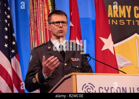 Estnische Oberst Jaak Tarien spricht während der Internationalen Konferenz über Cyber Konflikt (CyCon) an der Ronald Reagan Building und International Trade Center, über aktuelle Cyber/akademische Informationen an die Teilnehmer am 07.11.14., 2018. Die CyCon sorgt für Öffentlichkeitsarbeit Lücken zu überbrücken und den Austausch von Informationen über die Armee zu fördern, Militär und Wissenschaft, Industrie und Regierung der Internetgemeinschaft. Stockfoto